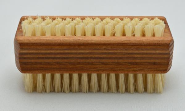 Handwaschbürste Schichtholz mit Griffmulden. 6 und 4 Reihen helle Naturborsten. Bürstenfabrik Keller seit 1869. Handwaschbürste Schichtholz mit Griffmulden. 6 und 4 Reihen helle Naturborsten. Bürstenfabrik Keller seit 1869.